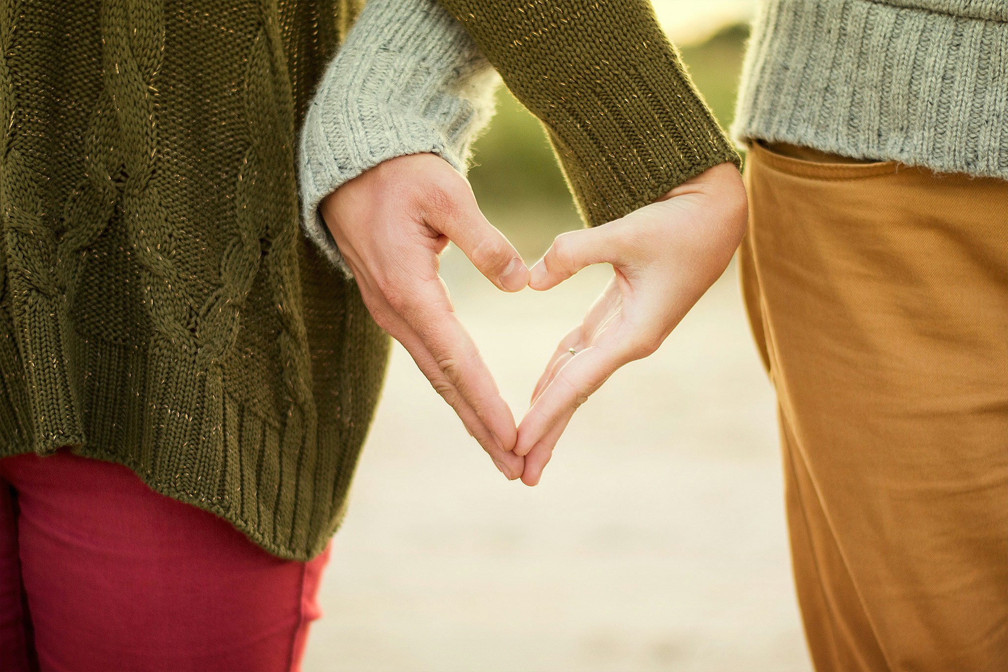 signs he pretends to love you